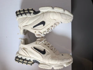 Nike x Stussy skor - Använda ett par gånger. Kommer endast med skor och dessa är ej OG. Bra sommarskor.