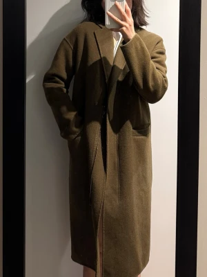 Olivgrön kappa från Zara, strl XS - Ull och polyester