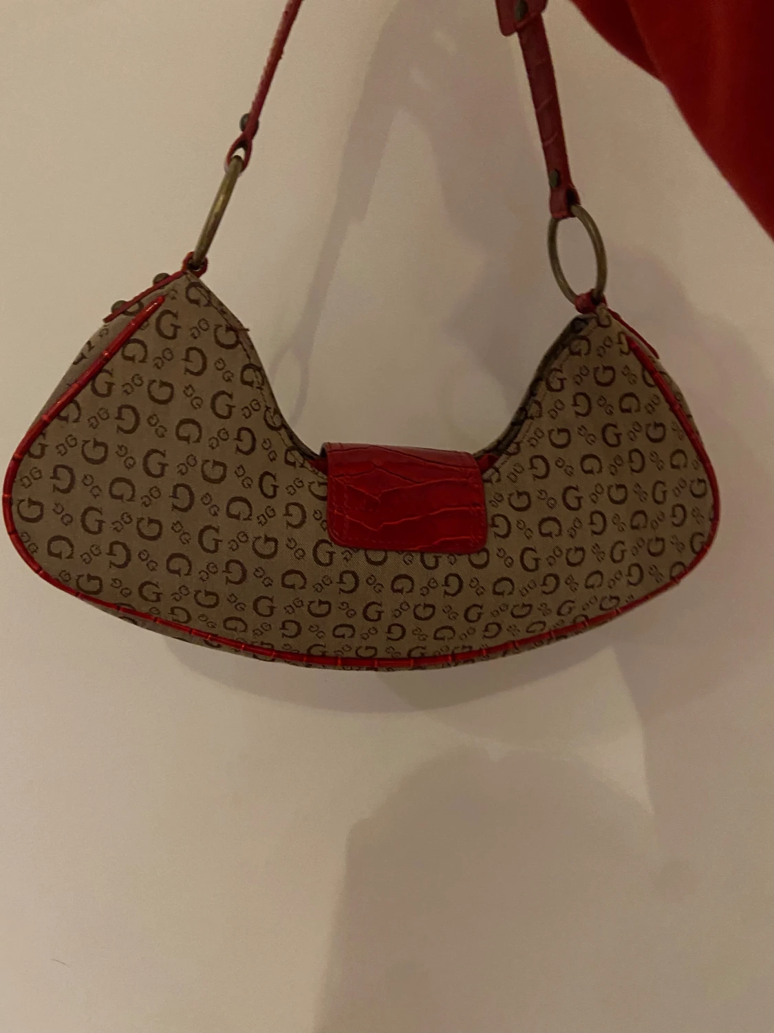 Beige och röd axelväska från Guess - 3