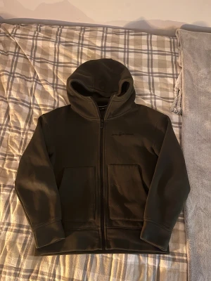 Sail racing zip hoodie - Säljer min sail racing zip hoodie då den blivit för liten för mig. Den är mörkgrön i stl 160 vilket motsvara cirka XS. Skulle väl säga att den passar någon runt 160-165 cm lång. Hör av er vid någon fundering!