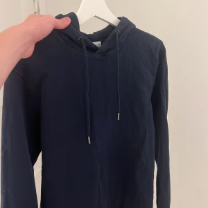 Hoodie från la chemise  - En marinblå hoodie från la chemise som är i storlek S. Hoodie är liten i storleken så att den passar xs-S skulle jag säga, den har heller inga deflekter. 