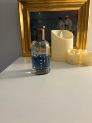 Hugo Boss Infinite parfym - Stilren parfym från Hugo Boss, modellen Infinite. Flaskan innehåller 50 ml och är tillverkad i Tyskland. Perfekt för dig som vill ha en klassisk och modern doft i samlingen. Ca 30 ml kvar. Luktar riktigt fräscht!