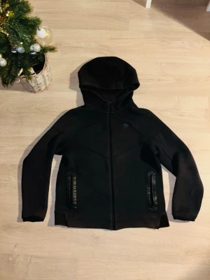 Nike tech 158-170 - Skön och varm zip tröja från Nike. Jag säljer den för den är för liten.