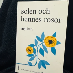 solen och hennes rosor - En samling dikter med illustrationer av Rupi Kaur, som utforskar förälskelse, förlust och psykisk ohälsa. Boken är uppdelad i fem kapitel och tar med läsaren på en känslomässig resa genom livets olika ögonblick. Perfekt för unga som vill läsa om kärlek och personlig utveckling.