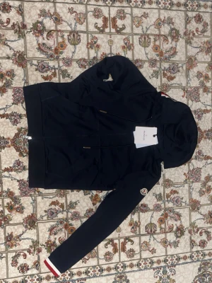 Mmonclerr kofta i navy färg - Helt ny kofta från ett känd märke  med tagg kvar i storlek S mörk blå färg