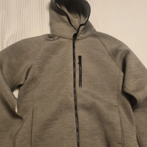 Hoodie Uniqlo - Grå hoodie Se mått på bilder. Se gärna mina andra annonser och skapa bundels.