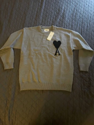  Tröja - Ami Paris - Säljer en helt ny AMI Paris-tröja i storlek S (mer som M) Aldrig använd, i nyskick. Snygg och tidlös modell – perfekt till vardags eller finare outfit.  Skickas snabbt 📦 Hör av dig vid frågor!