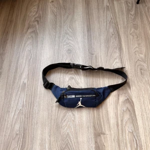 Två sidoväskor Jordan/ Levis - Betala en billig poäng och få båda sido väskorna båda är 100% äkta varor 