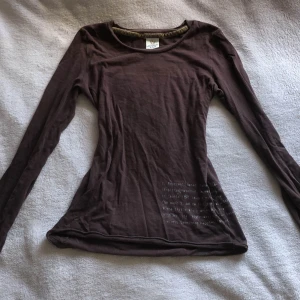 Brun långärmad topp Abercrombie & Fitch - långärmad tröja från Abercrombie & Fitch med tryckt text på nedre delen. 