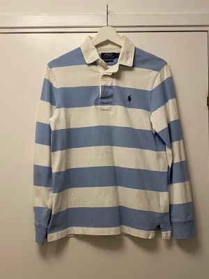 Ralph lauren tröja - Snygg Ralph lauren tröja, liten fläck nere till höger på tröjan(bild 4), annars i mycket bra skick