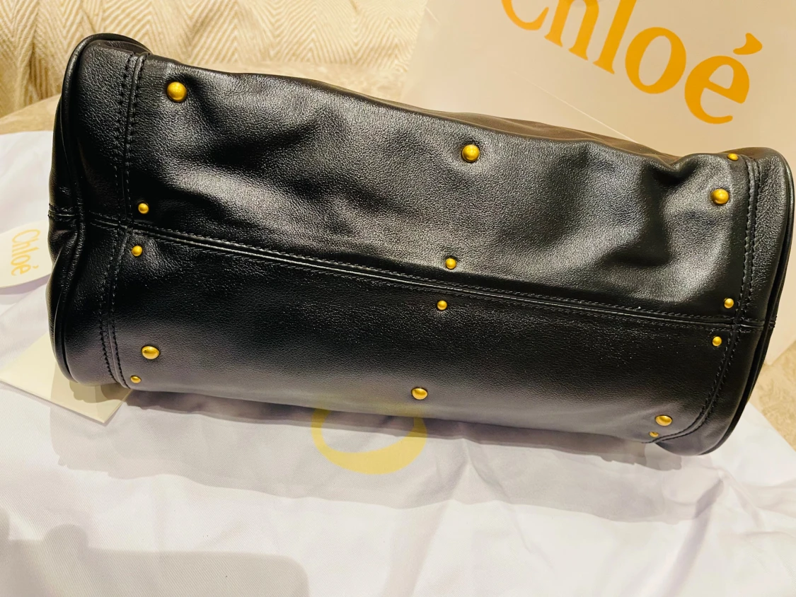 Svart handväska från Chloé med gulddetaljer - 4