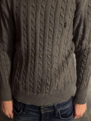 Ralph lauren stickad sweatshirt - Riktigt fet stickad tröja från ralph lauren. Riktigt snyggt nu till vintertiderna. Pris kan diskuteras. Använd 1-2 gånger bara lappar jag tagit av.