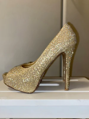 Gorgeous, klackskor ✨ - Säljer ett par glittriga klackskor ifrån Gorgeous. Skorna är väldigt snygga på & glittrar verkligen för den som gillar bling & diamanter! Skorna är i väldigt bra skick förutom en liten skråma på ena skon ( syns inte alls ) som kan täckas över med glitter eller något annat! Storlek 40 men är små i storleken och passar den som har 38-39. 🌸