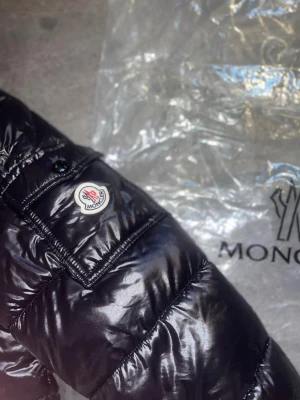 Moncler maya  - Använd ett par gånger men inget synligt. Bra passform skriv om du har frågor eller vill se mer bilder. Bud funkar bra