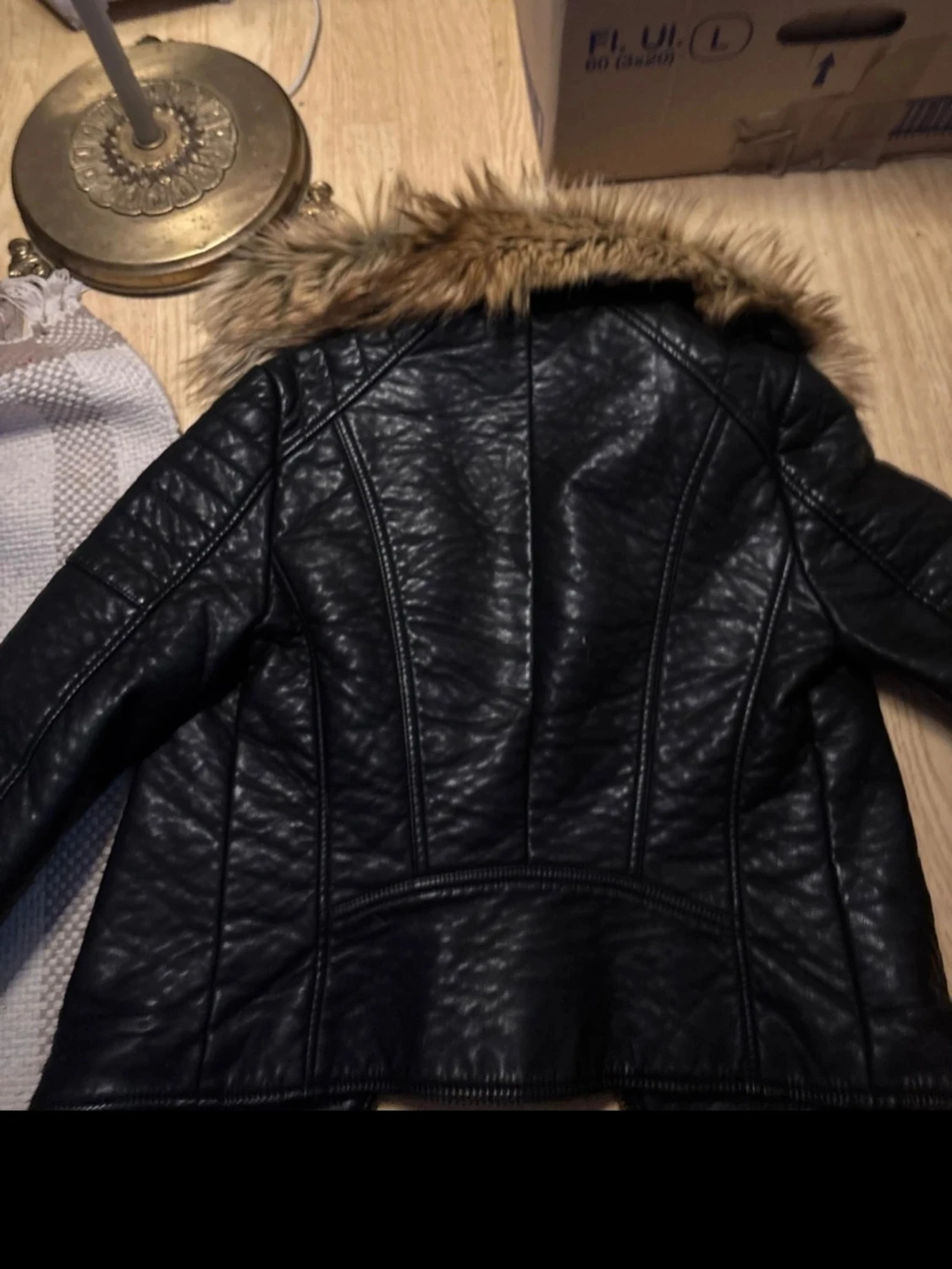 Svart skinnjacka med pälskrage - 1