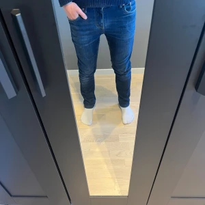 Mörkblå Levi's 512 Slim jeans  - Säljer ett par mörkblå Levi's 512 Slim jeans . Dem är i storlek 164 men passar även dem som är lite längre. Modellen är ca 169 cm. Jeansen har smal passform med avsmalnande ben. Skick: 7/10 ✅ Dem har märken från uppvikning längst ner. Tveka inte på att höra av dig vid funderingar!
