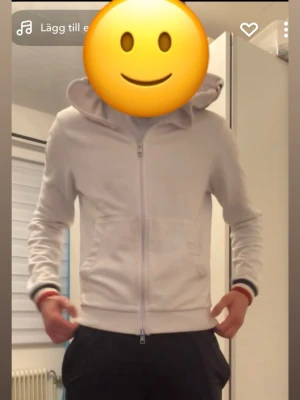 Vit moncler zip hoodie - Säljer en vit Moncler zip hoodie i storleken S, en limiterad tröja som är svår att få tag på. Givetvis äkta. Lägg förslag på pris i dm. Kan göra billiga priser vid snabb affär