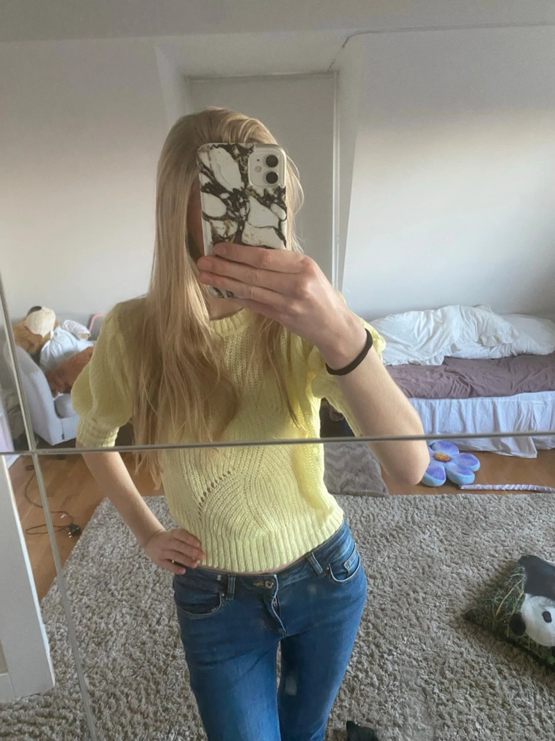 Ljusgul stickad tröja med puffärm