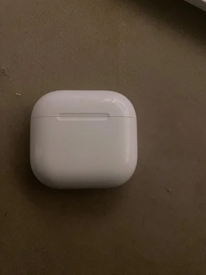 AirPods 4 - Säljer ett par Apple AirPods 4 med laddningsetui och originalförpackning. Hörlurarna är i ny skick med endast mindre tecken på normalt bruk. Perfekt för trådlös musik och samtal med hög ljudkvalitet och smidig anslutning till Apple-enheter.