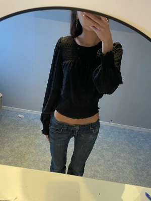 Svart blus -  En jättesöt svart blus från New yorker. Bara använd ett fåtal gånger och är i mycket fint skick. Skriv gärna vid frågor eller fler bilder❤️