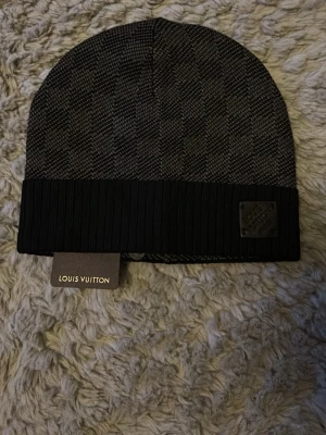 Louis vuttion mössa  - Matchande halsduk finns också
