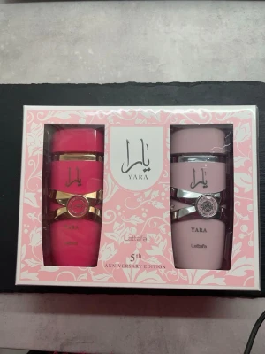 Yara 5th Anniversary Edition set, oöppnat - Limited edition duo med Yara och Yara Candy, 2 x 100ml Eau de Parfum. Ingredienser: Alcohol Denat, Fragrance (Parfum), Water, Benzyl Salicylate, Hydroxycitronellal, Benzyl Alcohol, Benzyl Benzoate, Farnesol. Tillverkad i UAE.