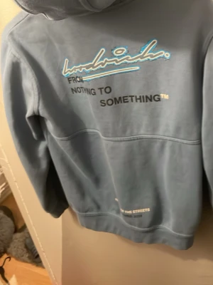 En blå hoodrich hoddie - Den är bra skick 