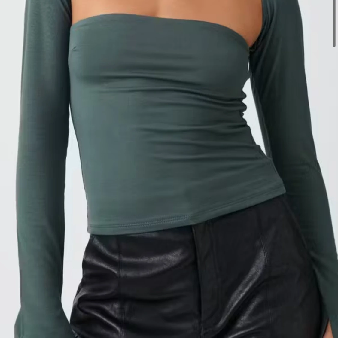Mörkgrön långärmad topp från Gina Tricot
