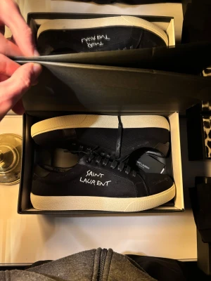 Yves Saint Laurent - Säljer dessa sjukt snygga o sköna skor. Storlek 44. Helt nya. Du kanske förstår varför priset e billigt