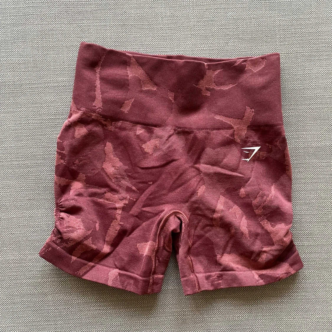 Vinröda camo shorts från Gymshark