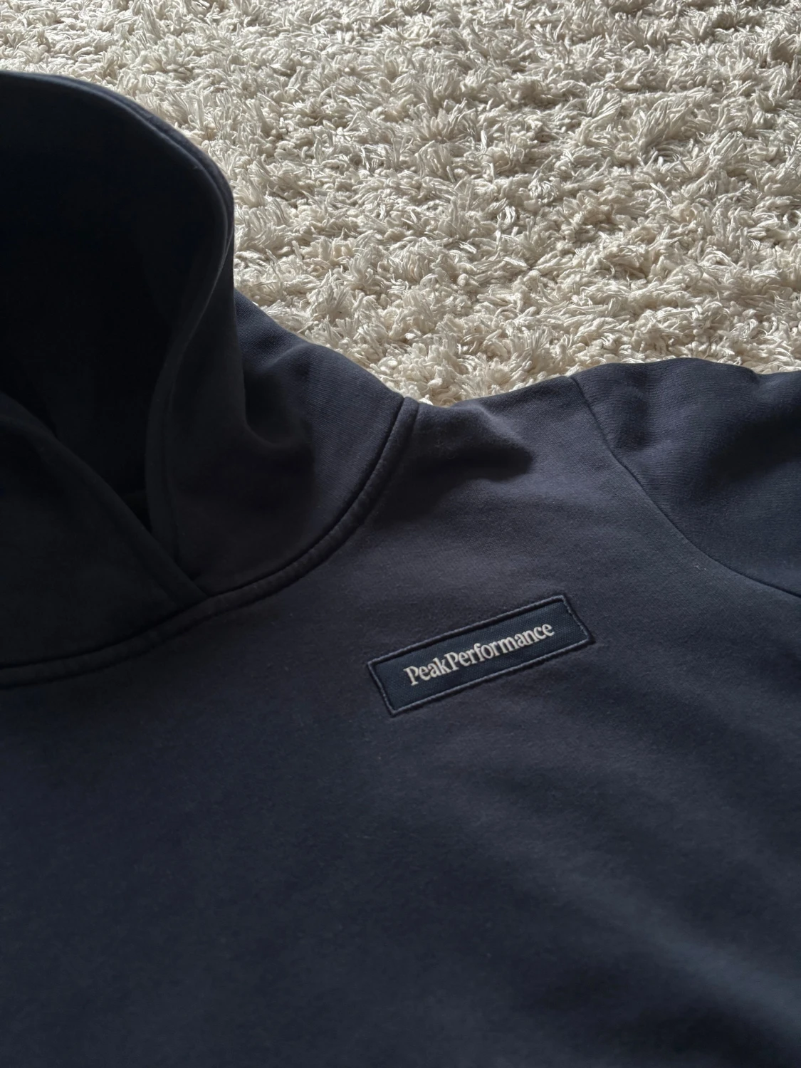 Mörkblå hoodie från Peak Performance, strl 170 - 1