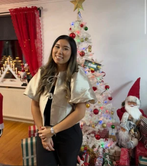 Champagnefärgad topp  - Säljer en elegant champagnefärgad topp med glansig finish och korta, vida ärmar. Toppen har två dekorativa rosetter framtill och är tillverkad i ett sidenliknande material. Perfekt för dig som vill sticka ut med en unik och festlig look. Passa mig som även bruka ha S