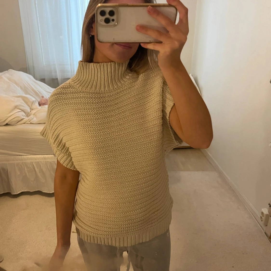 Beige stickad polotröja  - 1