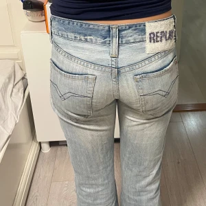 Replay jeans  - Säljer ett par Replay jeans i ljusblå tvätt med lagom utsväng jeans men dom är för korta så på en lite kortare person sitter dom finare i benen längre ner och de är låg midja. Klassiska femficksmodellen med Replay-logga på bakfickan och detaljerade sömmer.Har mer bilder om man är intresserad att köpa!!!!!