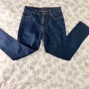 Nudie mörkblåa - Feta jeans, fräscha. Funkar alltid. Goa blåa jeans med oranga detaljer de är lite vintage nudie. Fråga vid fundering! 💭 