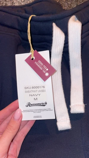 Mörkblå mjukisbyxor från Russemerch - Oanvända snygga mörkblå mjukisbyxor från Russemerch. Säljer dessa på grund av fel storlek, 500kr men pris kan diskuteras.