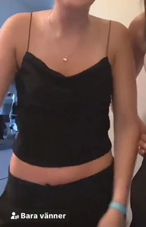 Svart croppad linnetopp med tunna band - Säljer en svart croppad linnetopp med tunna axelband och snygg draperad halsringning. Toppen har en stilren och enkel design som är lätt att matcha med olika outfits. Perfekt för dig som gillar minimalistisk stil och vill ha en topp som känns både trendig och bekväm.