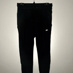Nike byxor svart - Svarta Nike mjukisbyxor i bra skick, pm vid intresse.
