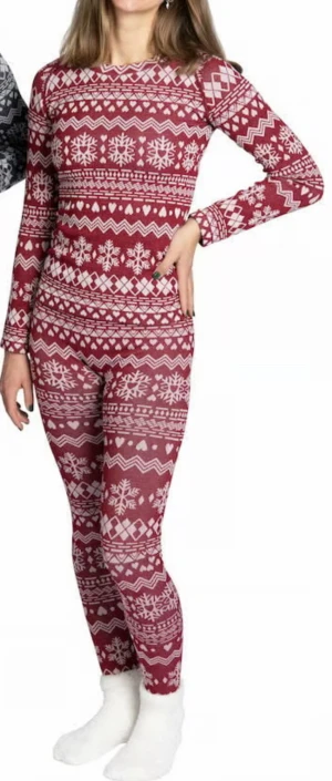 Röda leggings med julmönster - Röda leggings med vitt juligt mönster av snöflingor, hjärtan och zigzag. Mjukt och stretchigt material, perfekta för myskvällar under vintern. Snyggt och festligt print som sticker ut. M/L i tröjan men passar även s, S i byxor dom funkar på m/l pris för båda tillsammans Litet hål i byxorna men inget som syns mycket och går att sy!!!