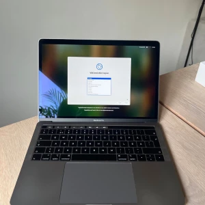 MacBook Pro 13-tum 2019 -(Tuch Bar) - MacBook Pro 2019 13-tum (Touch Bar) Modell: MacBook Pro 13-tum 2019 (Touchbar) Processor: Quad-Core Intel Core i5 1,4 GHz RAM: 8 GB Minne: 128 gb SSD Batterihälsa: Normal. Datorn är i bra skick och fungerar fint. Kommer med låda samt laddare.