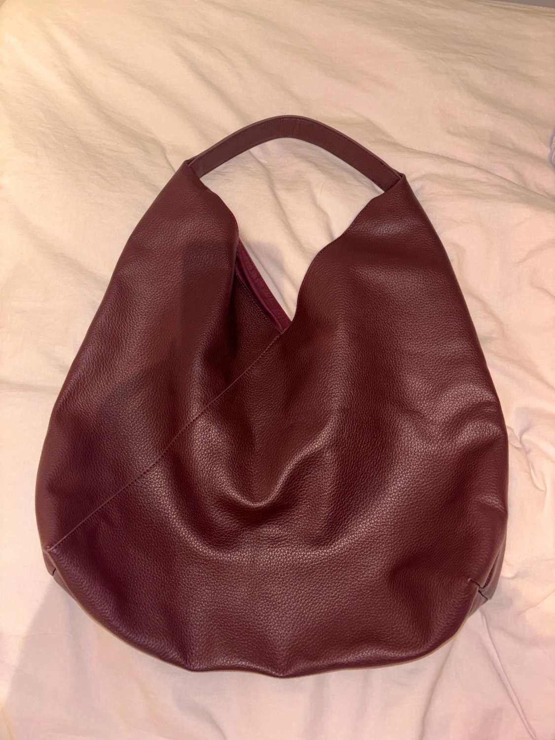 Stor vinröd axelväska