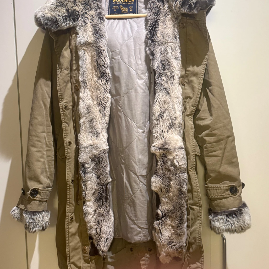 Beige parkajacka med fuskpäls - 4