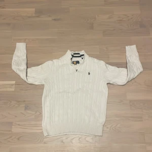 Vit stickad tröja Ralph Lauren - Vit halfzip från Ralph lauren. Tröjan är såklart äkta. Storlek Xs.                                                     Jätte bra skick. Priset är ej hugget i sten! 