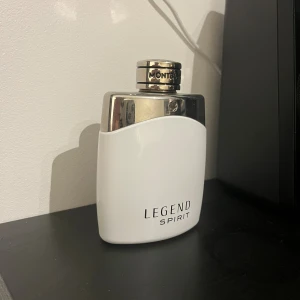 Montblanc Legend Spirit parfym - Snygg och stilren parfym från Montblanc, Legend Spirit. Perfekt för dig som vill ha en modern och fräsch känsla. Passar dig som gillar exklusiva detaljer och vill sticka ut med din doft. OBS ÄKTA!!!!