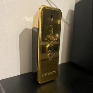 1 Million parfym herr - Snygg och ikonisk herrparfym från Paco Rabanne med guldig design och tärningar på flaskan. Perfekt för dig som vill sticka ut och ge din stil en extra edge. OBS ÄKTA!!!! Sälgs inte längre 