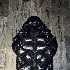 maya liknande vinterjacka - lägger nu upp denna asfeta jackan som knappt är använd, endast testad några få gånger men passar ej. perfekt för en kyligare vinterdag! passar runt 175-185. ser säkert svart ut men i ljuset så är det en mörkblå nyans. (pris ej hugget i sten!)