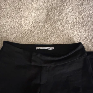 Svarta kostymbyxor från lager 157 - Säljer mina jättesköna kostymbyxor från Lager 157 då dem inte kommer till användning och är lite för stora för mig i midjan. Har använts 2 ggr och är jätte sköna och i fint skick. Pris kan diskuteras💕