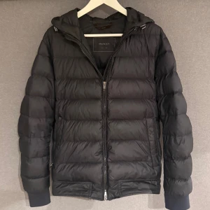 Massimo Dutti jacka - Tre år gammal modell som inte finns kvar. Väldigt basic mörkblå jacka som passar till det mesta. Bra skick utan skador.