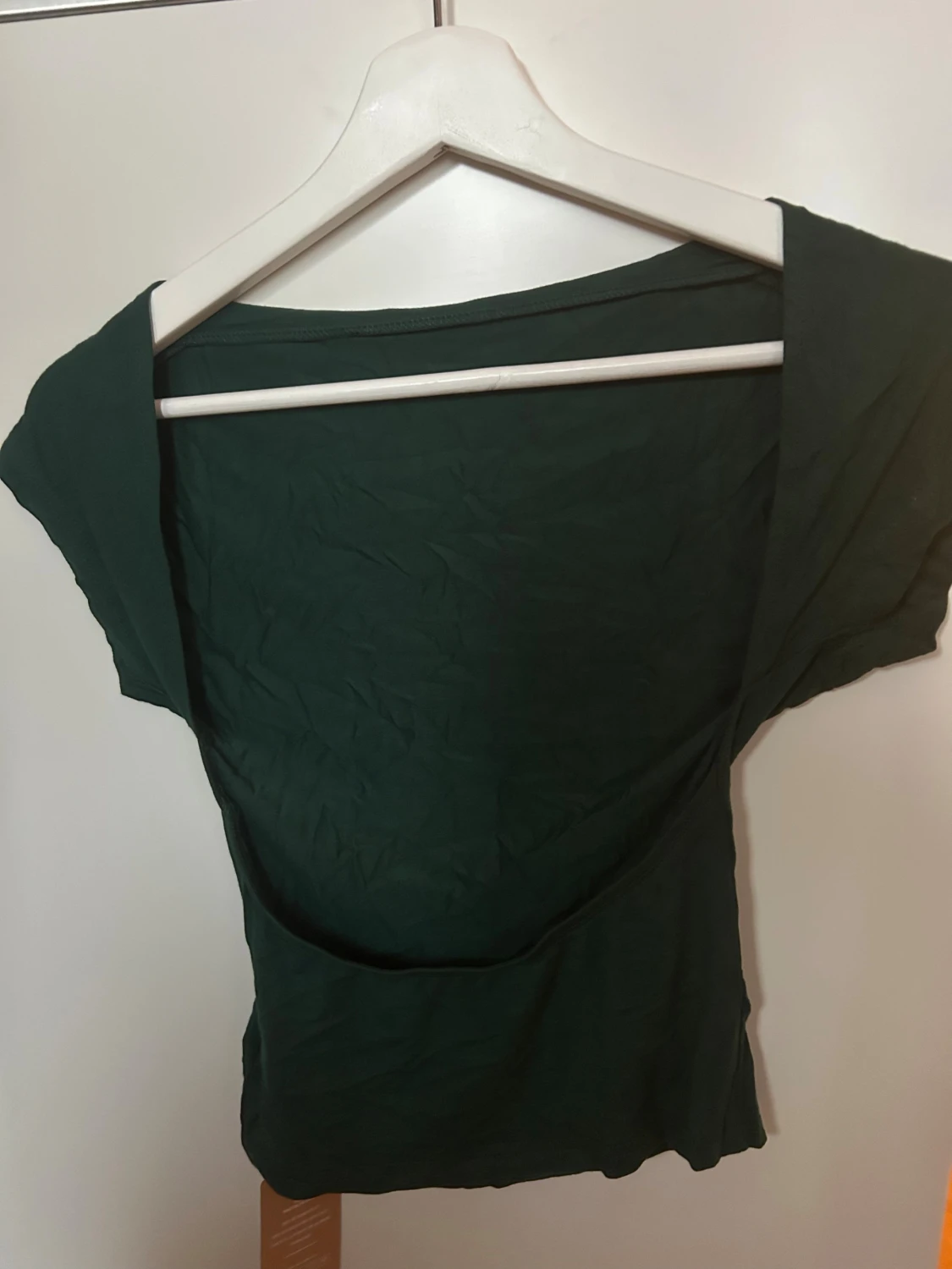 Mörkgrön topp med öppen rygg - 1