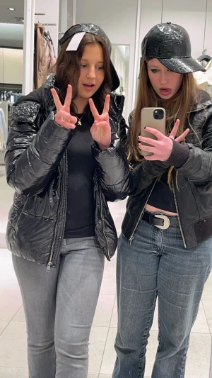 Glansig Nelly jacka - Säljer en svart, glansig pufferjacka med huva och dragkedja framtill. Jackan är vadderad. Den är inköpt från Nelly för ett tag sedan. Fungerar lika bra fortfarande men jag har fått en ny jacka så säljer denna. Jackan är i xs eller s. Minns inte kan kolla närmare på det när jag är hemma. Pris går alltid diskutera